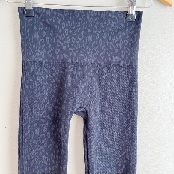 SPANX Look At Me Now Seamless Legging in Black‎ Camo, Size Small - Picture 3 of 10